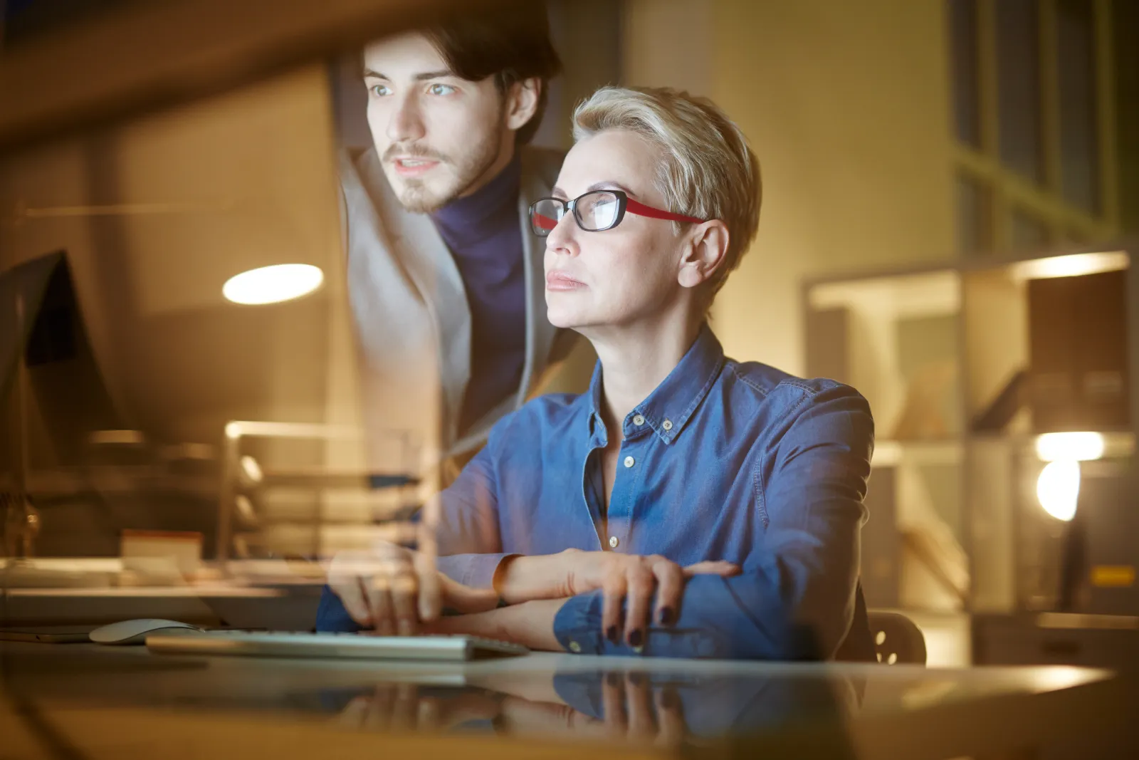 Due professionisti analizzano dati al computer per pianificare investimenti legati al nuovo incentivo unico 2026