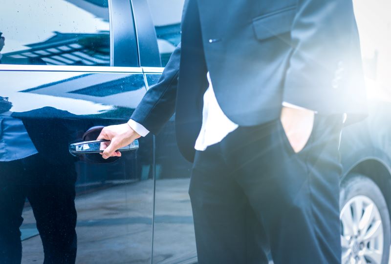 auto aziendali Madre lavoratrice che aiuta la figlia a comprendere una determinata materia