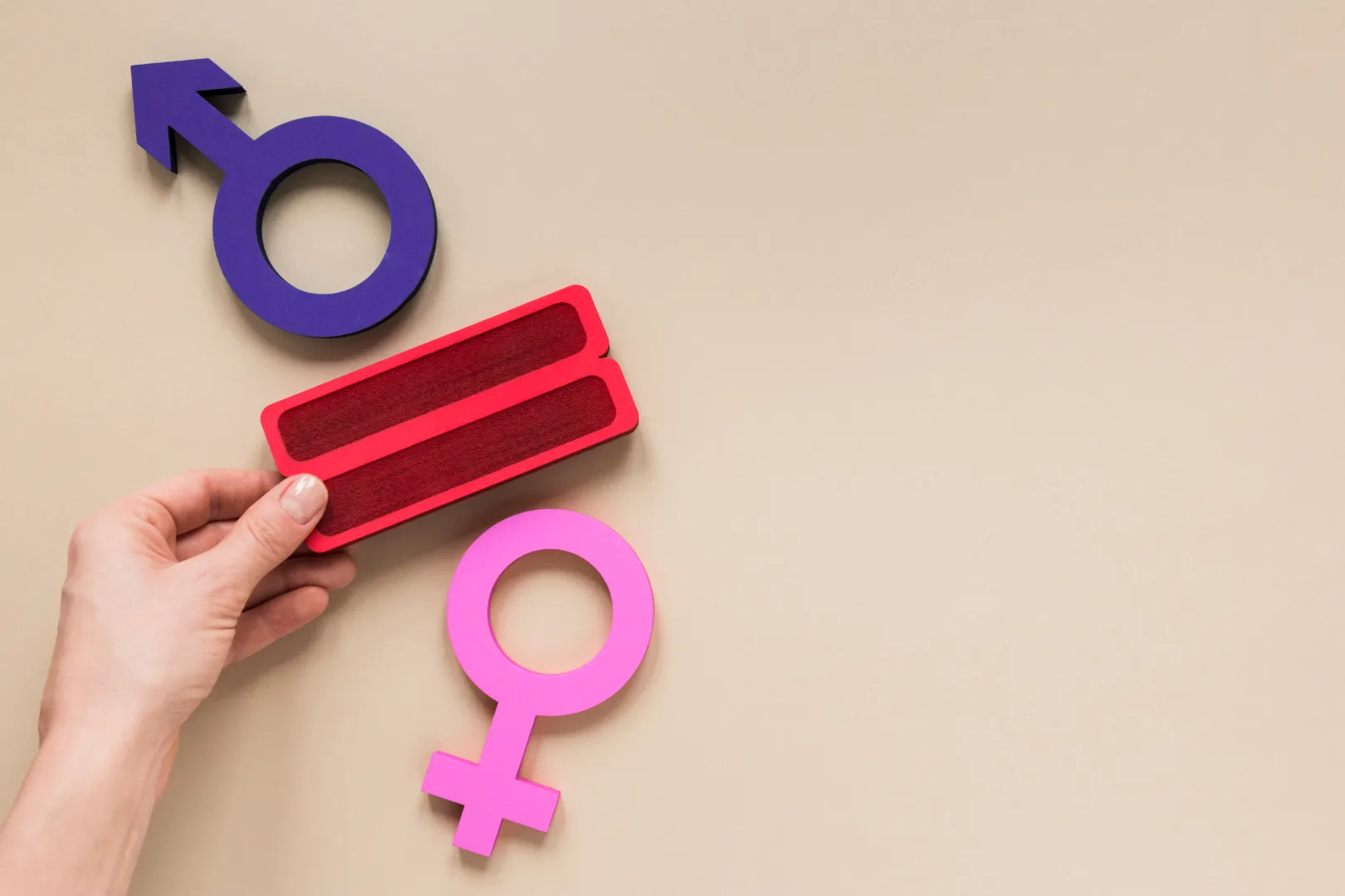 Stretta di mano tra due persone in un concessionario con un'auto bianca sullo sfondo, simbolo di un accordo per l'uso promiscuo dell'auto.