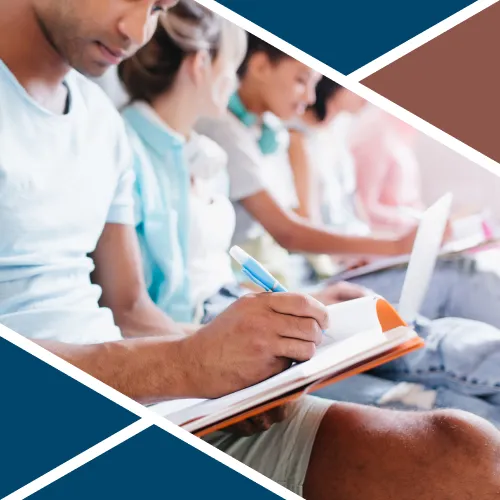 Studenti di diverse nazionalità seduti in aula mentre prendono appunti durante una lezione di lingua italiana.