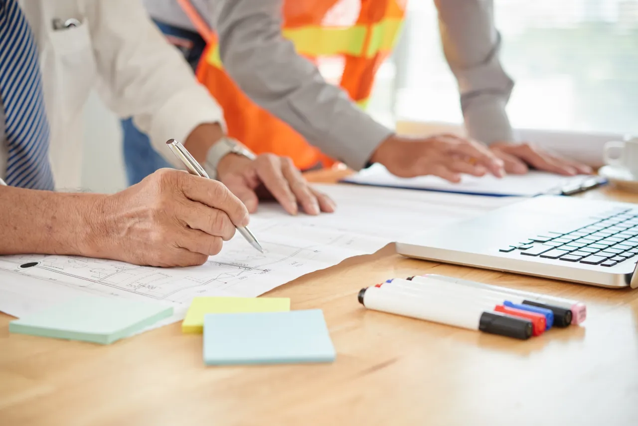 informazioni_corso_RLS Consulente della sicurezza e tecnico con gilet ad alta visibilità analizzano una planimetria aziendale per la prevenzione rischi